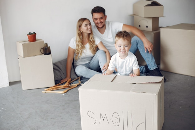 Familia moviéndose y usando cajas