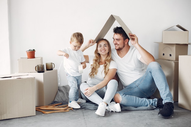 Familia moviéndose y usando cajas