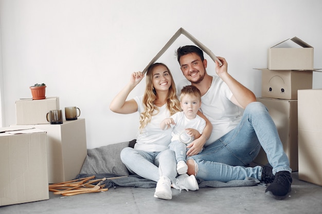 Familia moviéndose y usando cajas