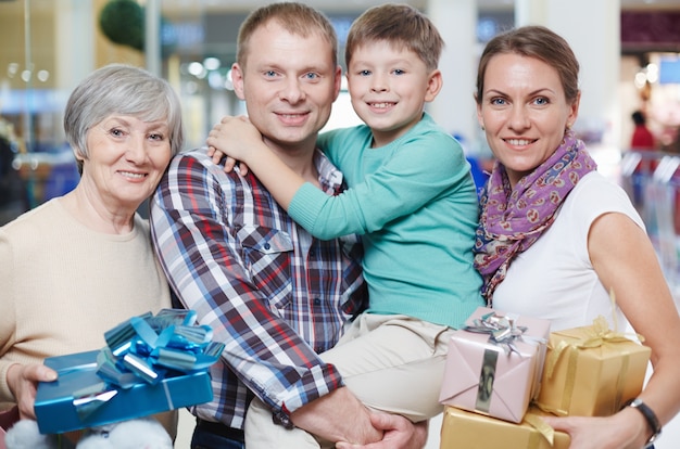 Familia con muchos regalos