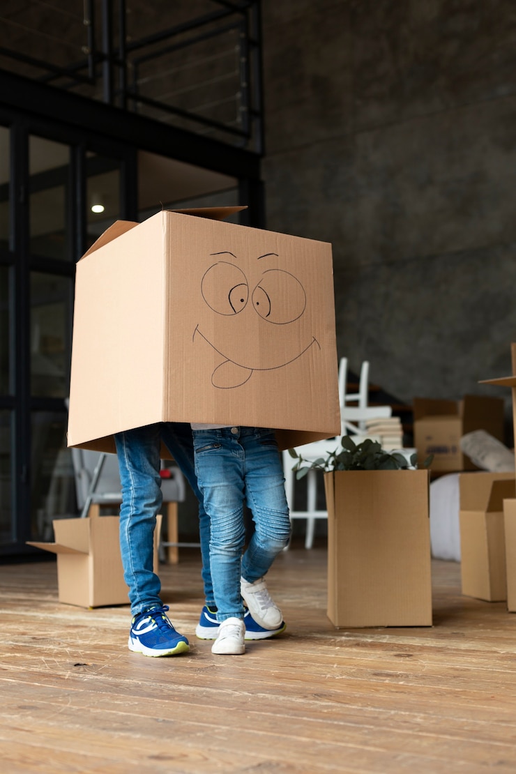 Foto gratuito la familia se muda a un nuevo hogar