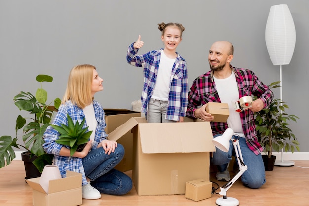 Familia mudarse a una casa nueva