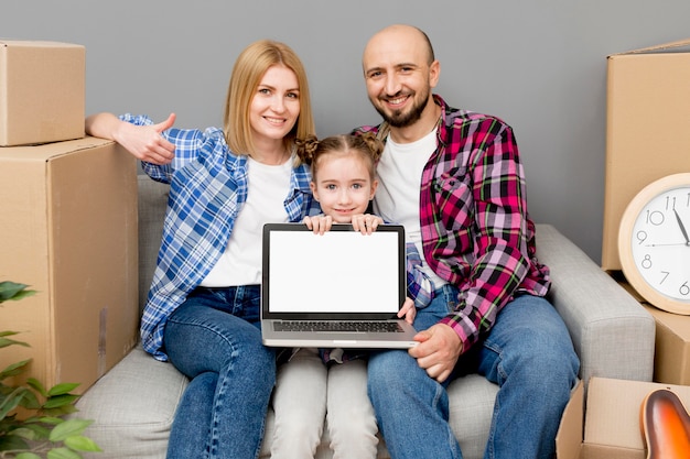 Familia mudarse a una casa nueva