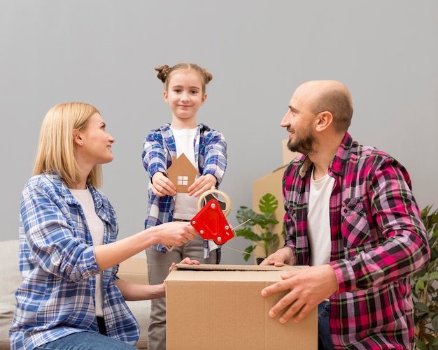 Foto gratuita familia mudarse a una casa nueva