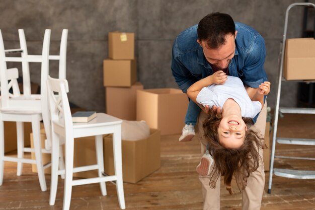 Familia mudarse a una casa nueva