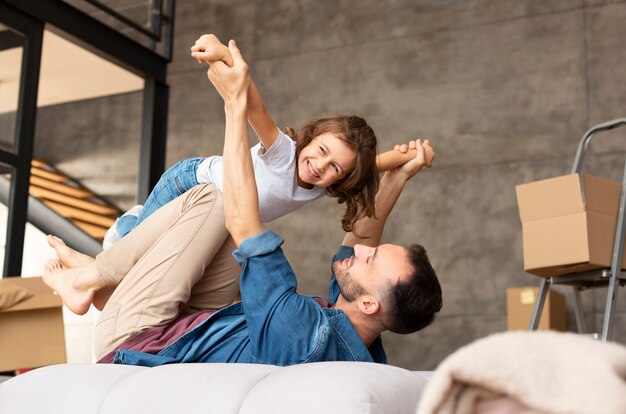 Familia mudarse a una casa nueva