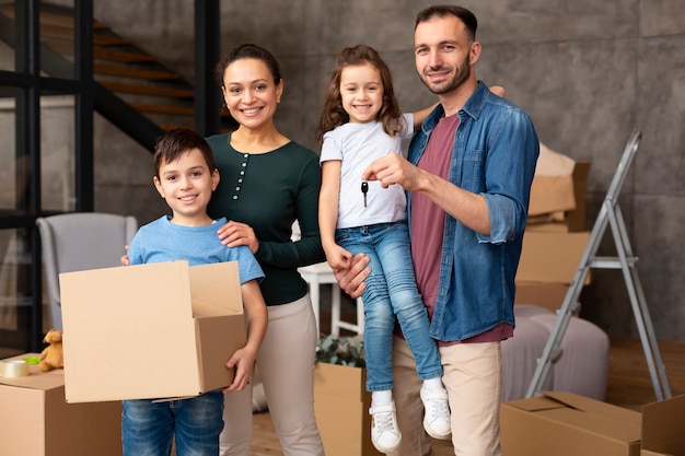 Familia mudarse a una casa nueva