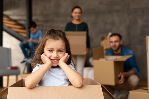 Familia mudarse a una casa nueva