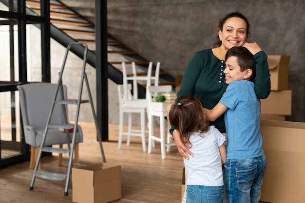 Foto gratuita familia mudarse a una casa nueva