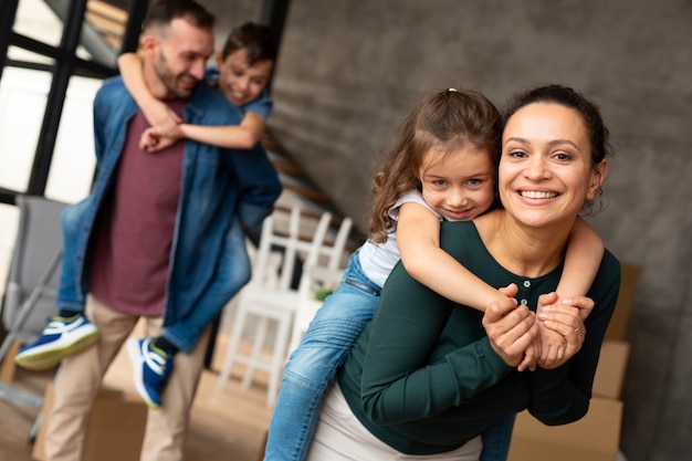 Foto gratuita familia mudarse a una casa nueva