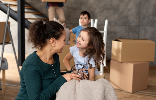 Foto gratuita familia mudarse a una casa nueva