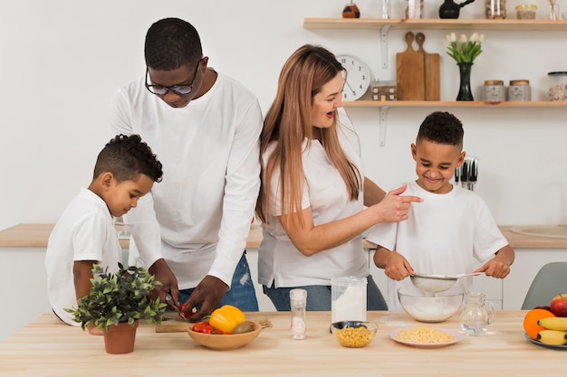 Familia multicultural cocinando en la cocina