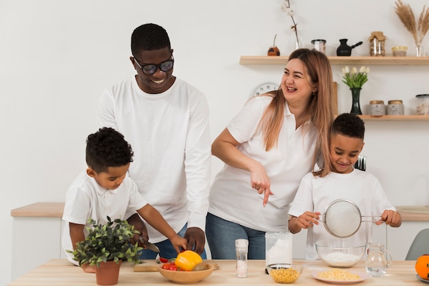 Familia multicultural cocinando juntos en la cocina