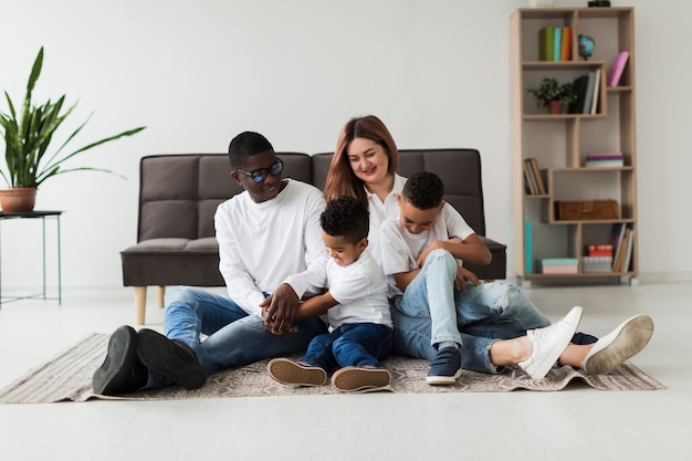 Foto gratuita familia multicultural feliz divirtiéndose juntos en casa