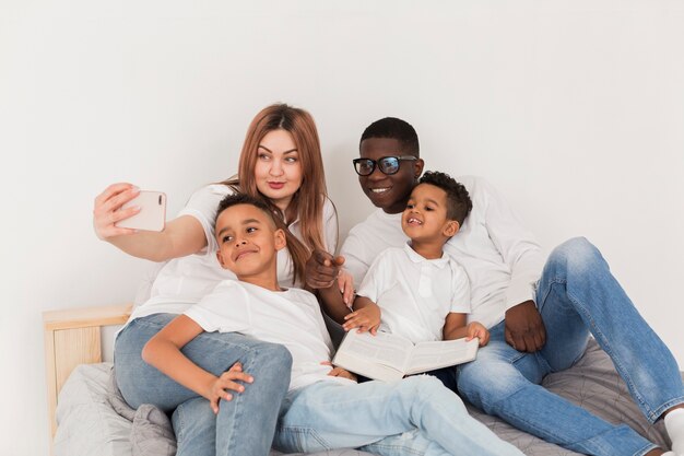 Familia multicultural feliz tomando una selfie