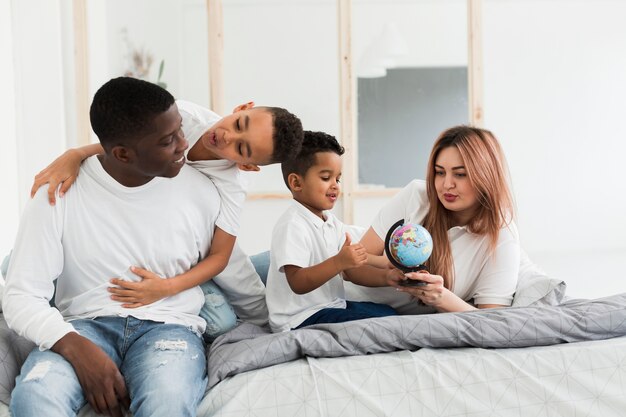 Familia multicultural jugando adentro