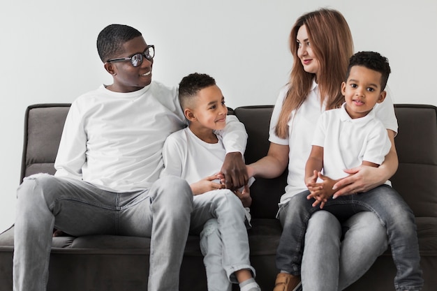 Familia multicultural pasando tiempo juntos en casa