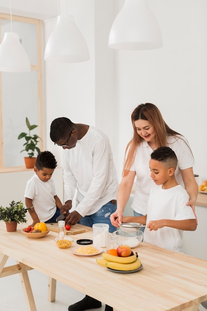 Familia multicultural pasando tiempo juntos en la mesa