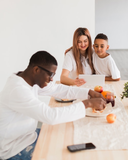 Familia multicultural pasando tiempo juntos