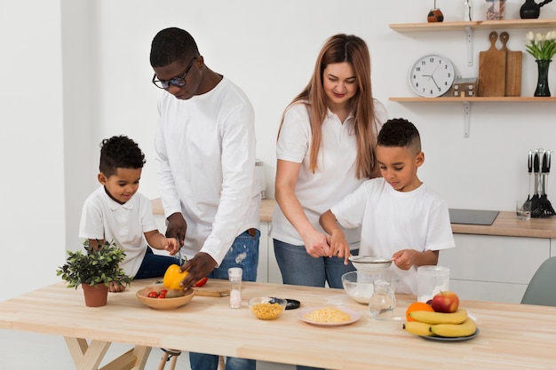 Familia multicultural preparando la cena juntos