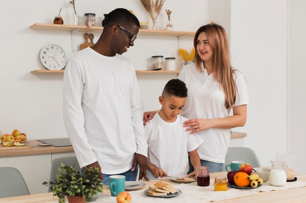 Familia multicultural preparándose para comer