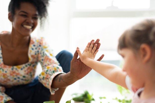 Familia multirracial en casa chocando los cinco