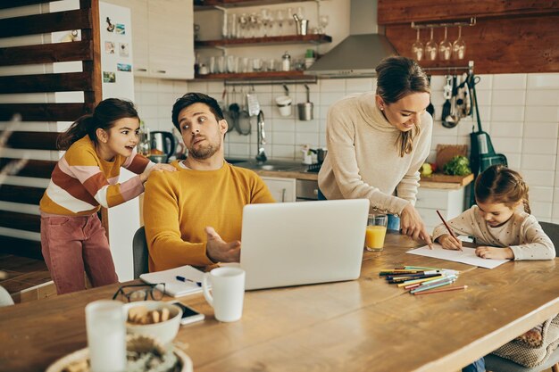 Familia multitarea en casa