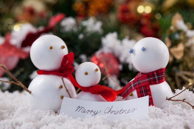 Familia de muñecos de nieve con un mensaje de feliz navidad