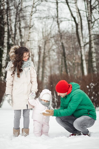 Familia naturaleza niño madre invierno