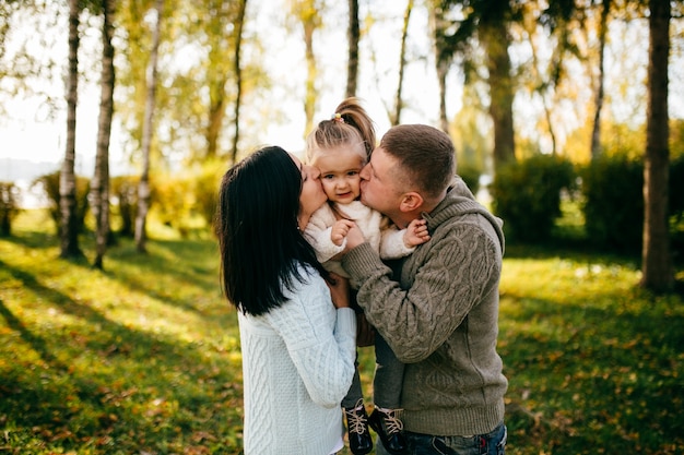 Familia en naturaleza verde juntos