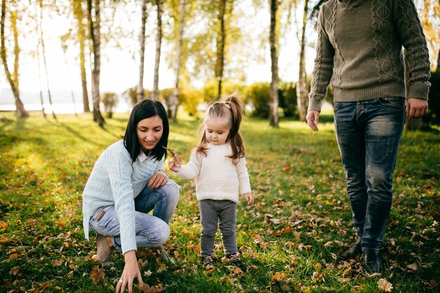 Familia en naturaleza verde juntos