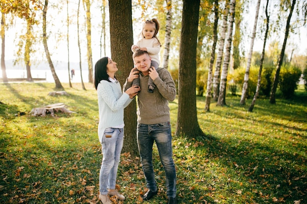 Foto gratuita familia en naturaleza verde juntos