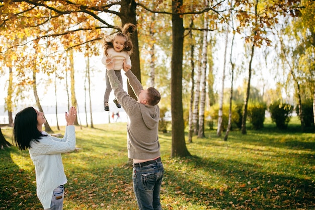 Familia en naturaleza verde juntos