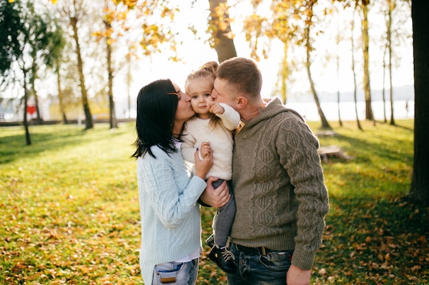 Familia en naturaleza verde juntos