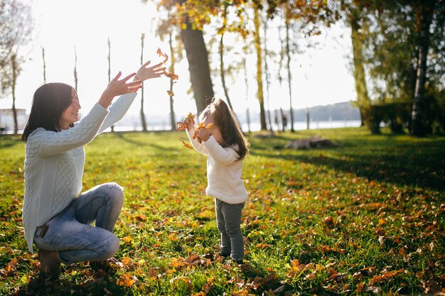 Familia en naturaleza verde juntos