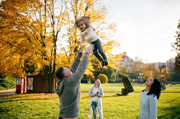 Familia en naturaleza verde juntos