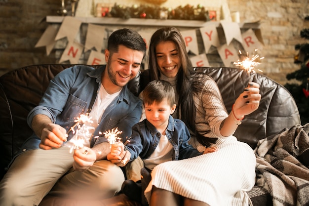 Familia en Navidad con luces de Bengala