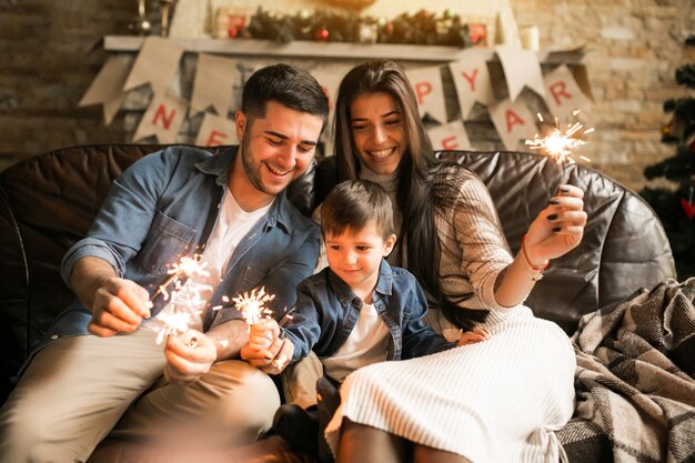 Familia en Navidad con luces de Bengala