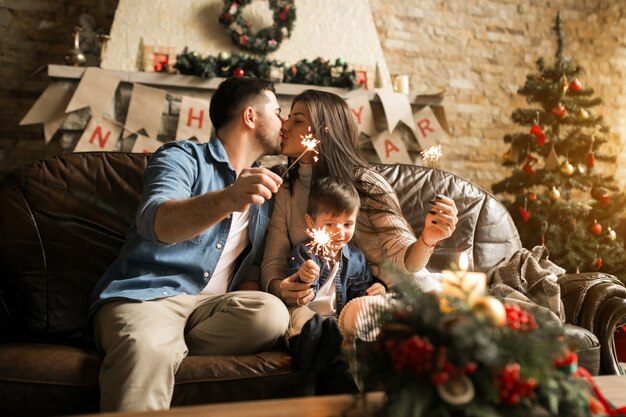 Familia en Navidad con luces de Bengala