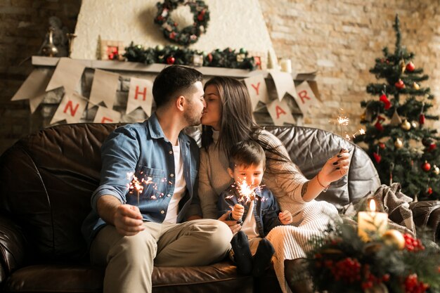 Familia en Navidad con luces de Bengala