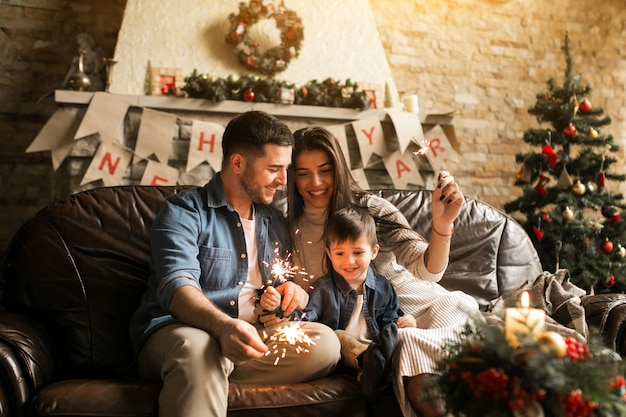 Familia en Navidad con luces de Bengala