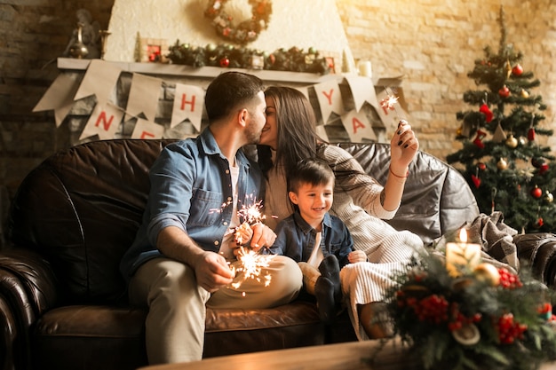 Familia en Navidad con luces de Bengala