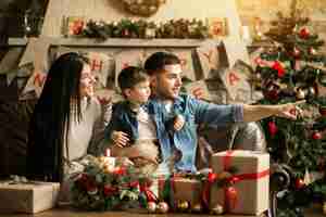 Foto gratuita familia en navidad con regalos