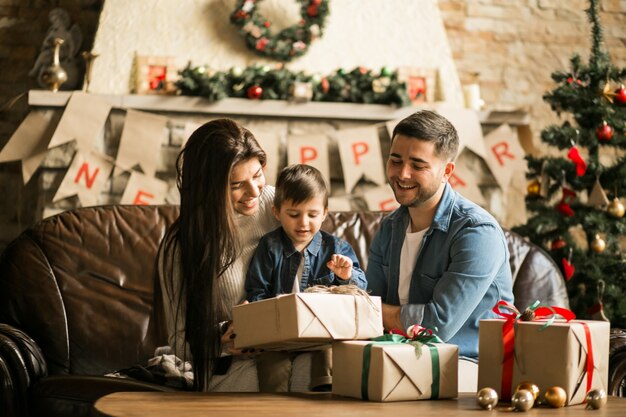 Familia en Navidad con regalos