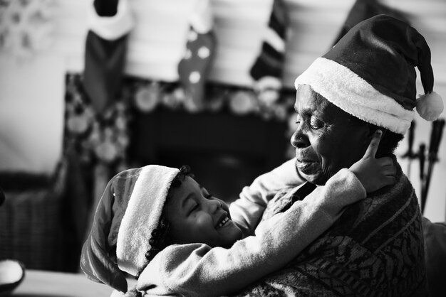 Familia negra disfrutando de las vacaciones de Navidad