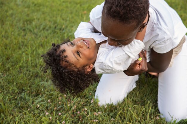 Familia negra feliz de alto ángulo en la naturaleza