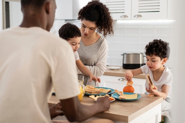 Foto gratuita familia negra feliz disfrutando del desayuno juntos