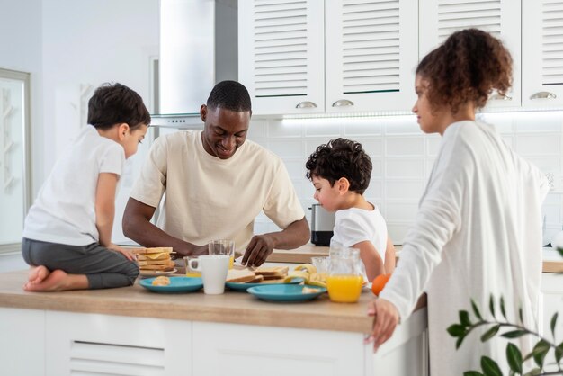 Familia negra feliz preparando comida