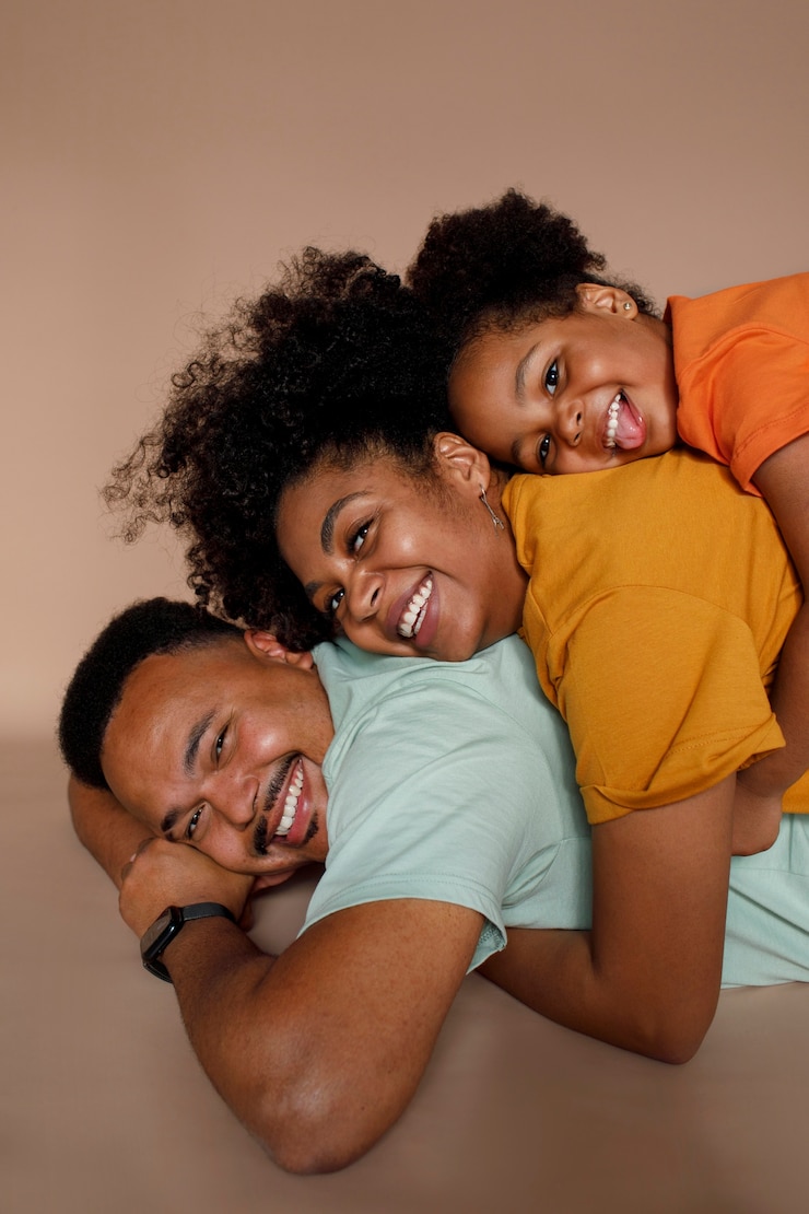 Foto gratuito familia negra de tiro medio posando en el estudio