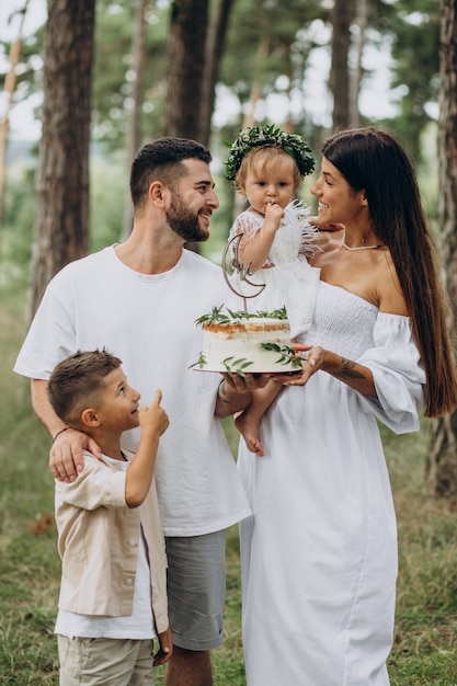 Foto gratuita familia con niña e hijo pequeño celebrando la fiesta de cumpleaños